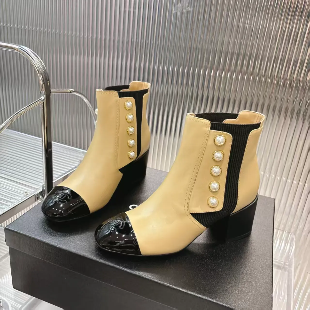 👟👟Ex-factory price 680👟👟 (top version) 𝗖𝗛𝗔𝗡𝗘𝗟𝟐5 years of Chanel𝐅𝐖Must-have for autumn and winter rhombus motorcycle boots Martin boots Xiaoxiangjia's super classic motorcycle boots sweet and cool shape can easily increase the height of the foot and elongate the legs. It is fashionable and fashionable with pearls One-to-one reproduction of the original 👟Material: First-layer cowhide ▪️Heel height: 6.5𝐜𝐦 ▪️Lining: sheepskin ▫️𝐒𝐢𝐳𝐞:𝟑𝟓-𝟒𝟏𝐌(𝟒𝟎, 𝟒𝟏 customization is not returnable) ▪️Sole: original 1:1 molded leather outsole ▫️Color: black, white, apricot (three colors included) ▪️Combined with original full set of packaging📦